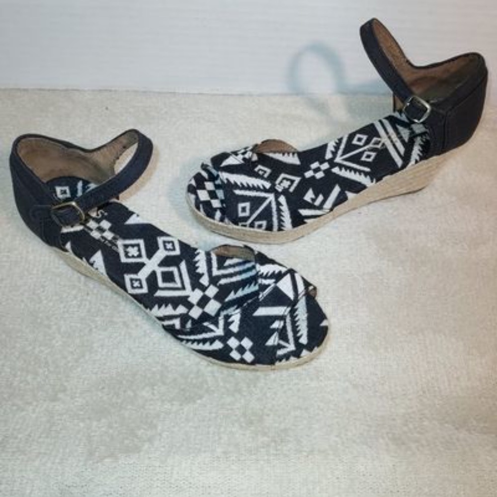 Toms black white tribal print espadrille wedge 6